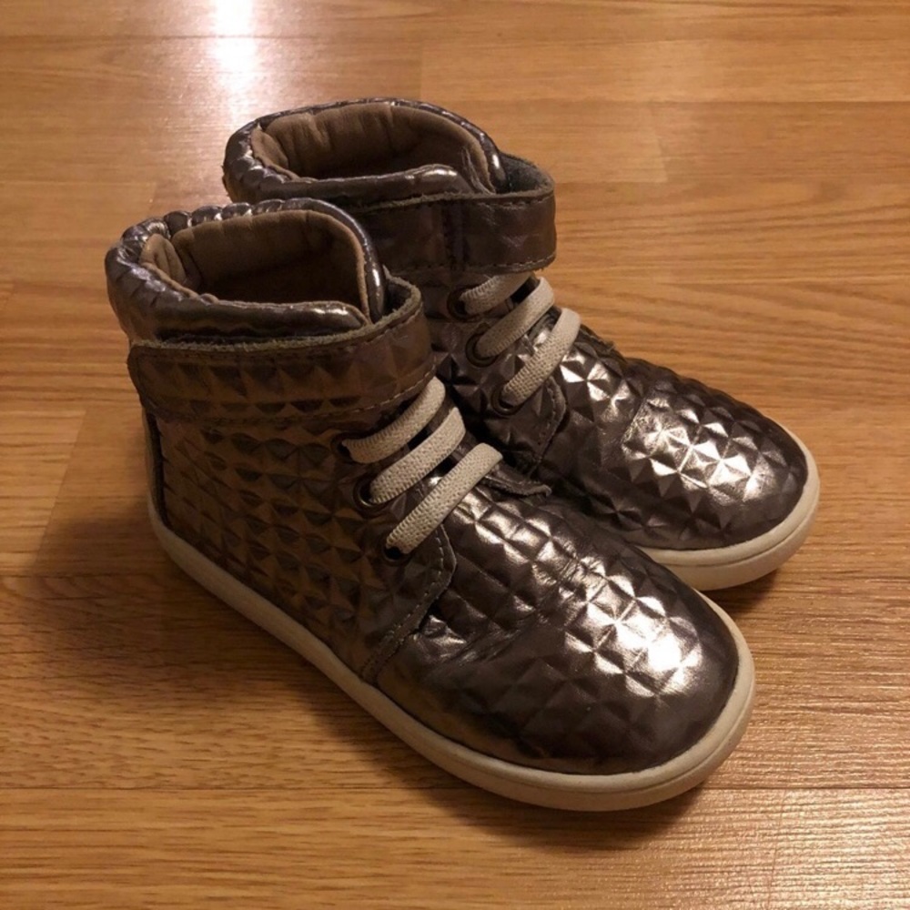 “Monkey Feet” Leather Sneakers Size 7.5